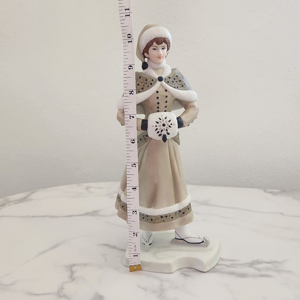 Avon Mrs. Albee 2014 Figurine  Collector’s Edition - Picture 10 of 16